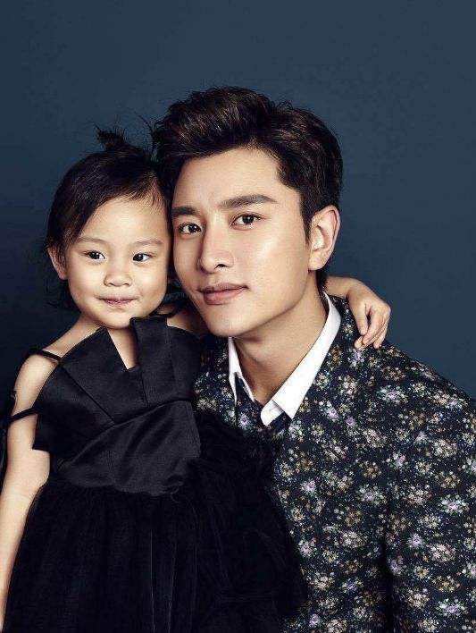 李小璐甜馨北京游玩，身穿亲子装场面温馨，小璐齐刘海颜值高