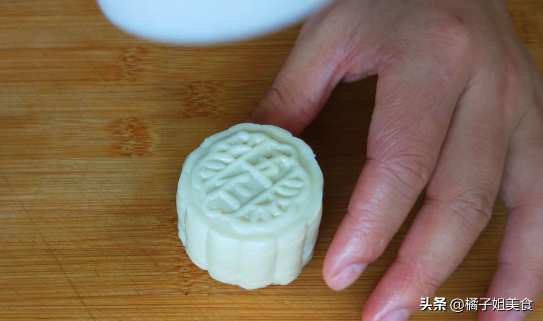 五仁月饼的教程家常,五仁月饼从和面到做的方法