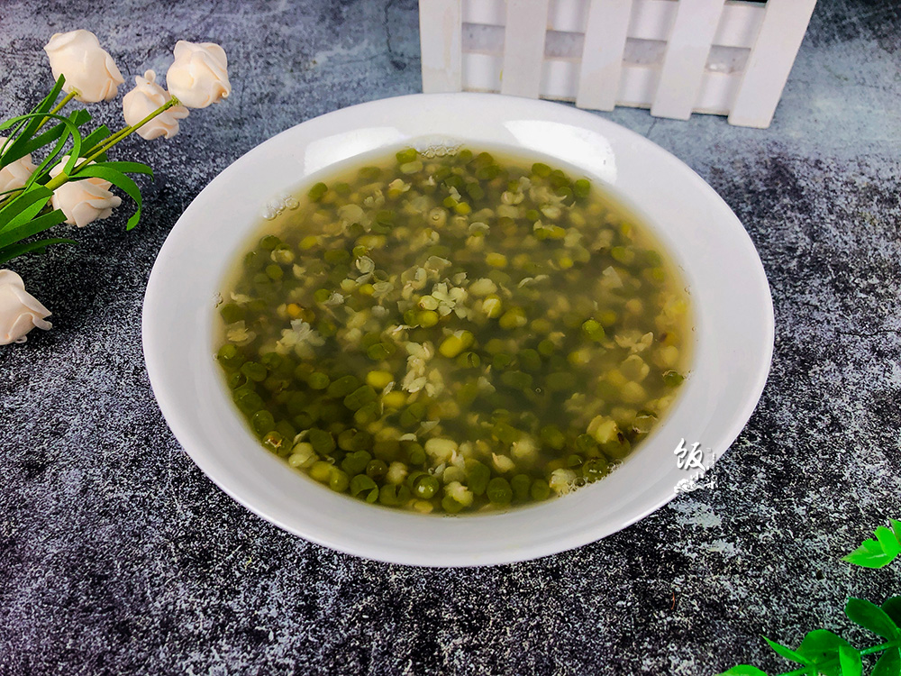 电饭锅煮绿豆汤为什么是红色的,绿豆汤烧的是红色的怎么回事