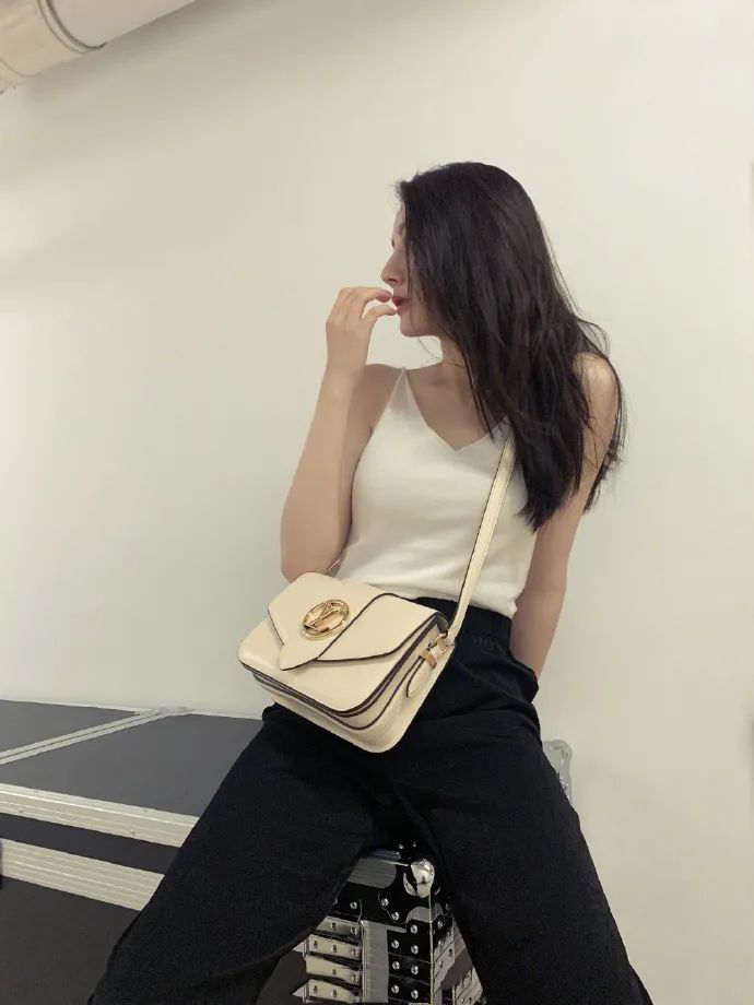 聪明女人都选低领毛衣,衣袖太长怎么穿更好看