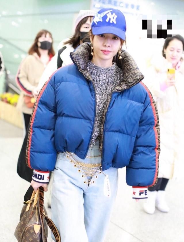 蔡依林穿两万元羽绒服现身机场，有点矮却很时尚，真不愧是天后