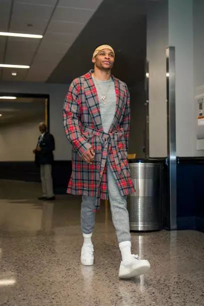 威少穿羽绒服,威少离谱穿搭