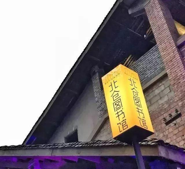 重庆周末适合读书的地方,世界读书日青年在图书馆看书