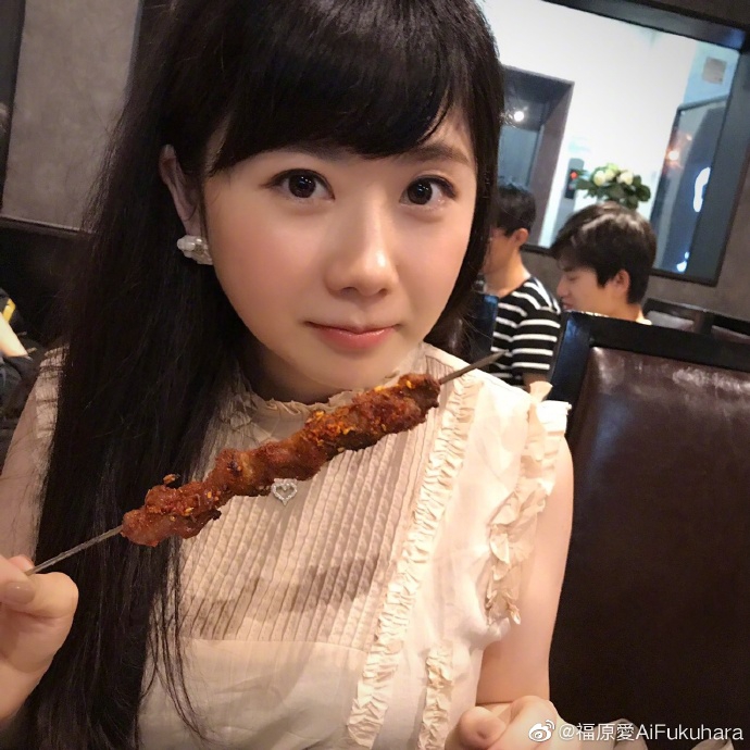 真香啊！福原爱不顾形象大口啃大棒骨，网友纷纷留言“馋坏了”