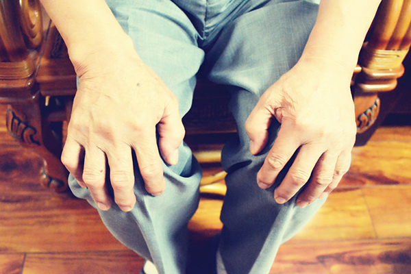 老年人膝关节内侧疼痛是什么原因,膝关节内侧摔伤了疼痛是怎么回事