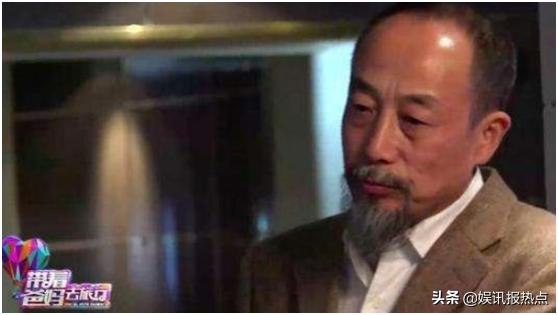 曾直指冯小刚“装洋蒜”，46岁娶小4岁三婚妻子，今64岁生活惬意