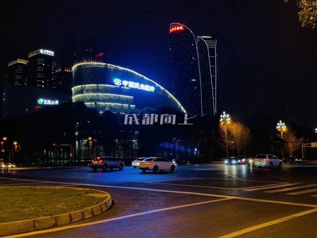 如何让成都变东京？网友：大LOGO收敛点