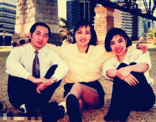 69岁刘晓庆和妹妹罕见同窗照片,刘晓庆的家庭背景