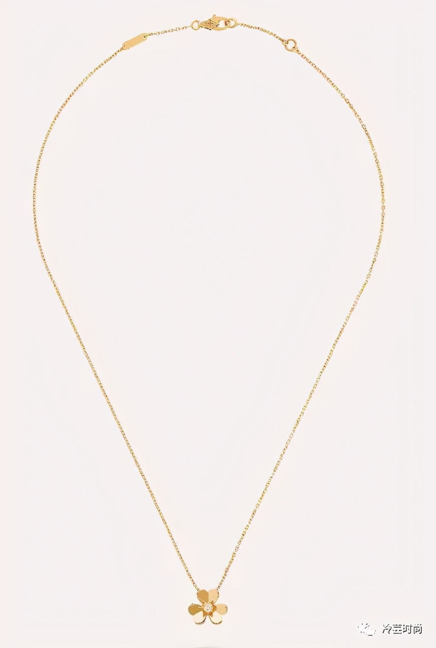 项链的活动扣佩戴方法,项链的佩戴要讲究八大搭配技巧