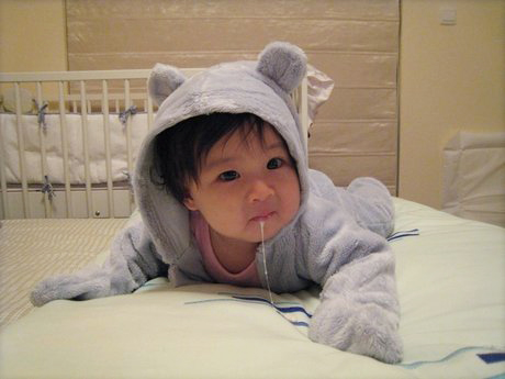 宝宝15天喝完奶吐奶是怎么回事,出生15天宝宝吐奶严重怎么办