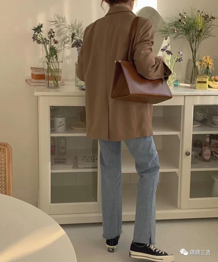 韩剧小女孩背个斜挎包,小众轻奢女士包袋