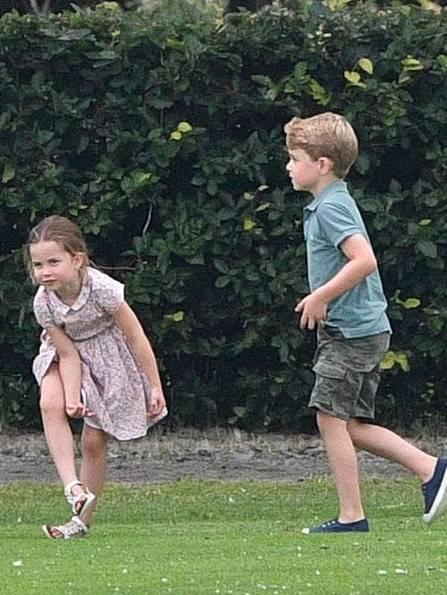 凯特王妃的包多少钱,凯特王妃夏洛特公主亲子装搭配