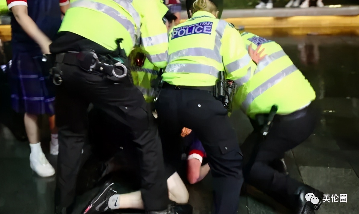 街头斗殴、醉酒裸奔...一大波短裙男子不顾警告涌入伦敦