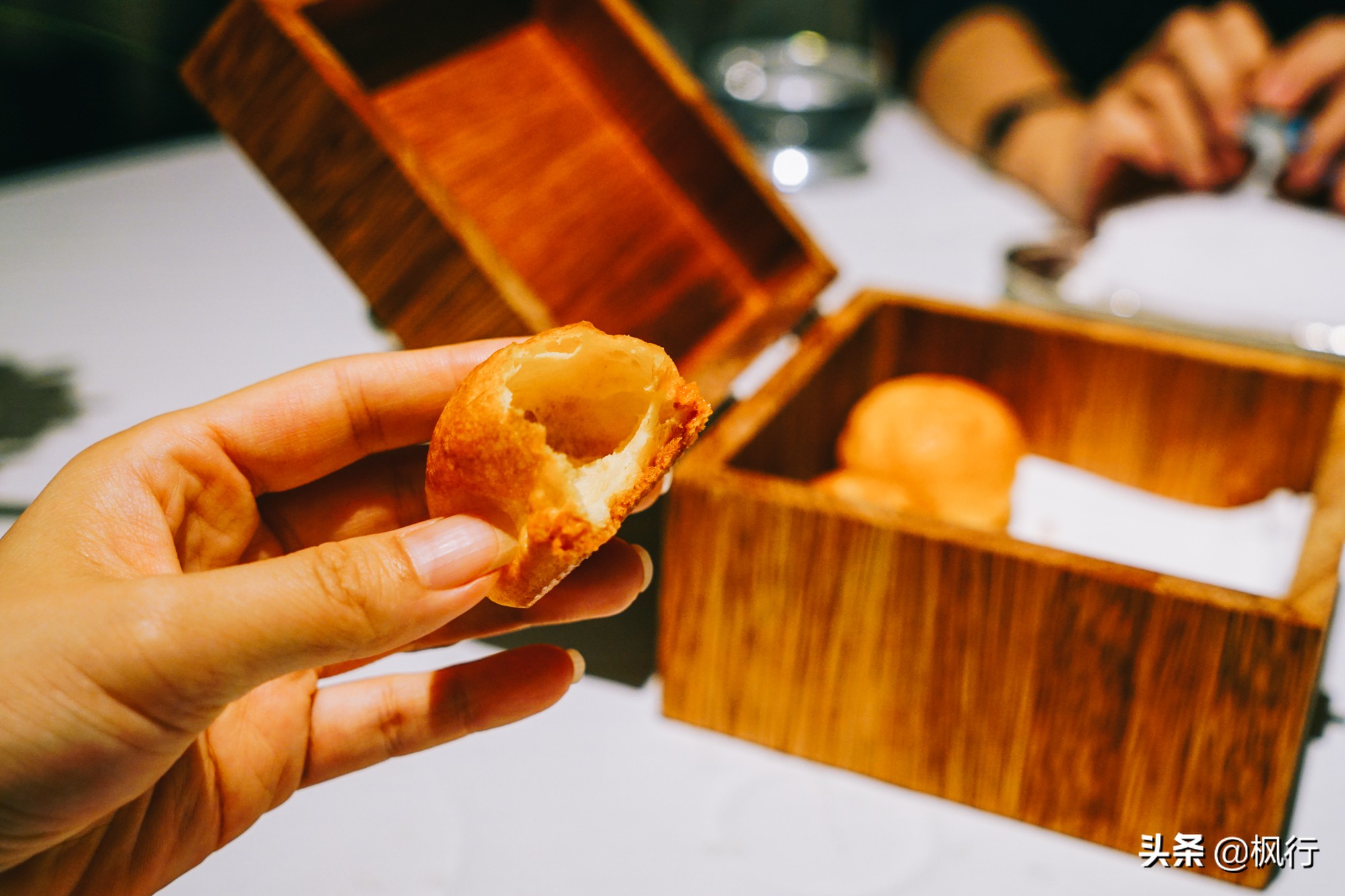 豪华王府饭店的餐厅周菜单，颜值高如帅主厨，老百姓也消费得起