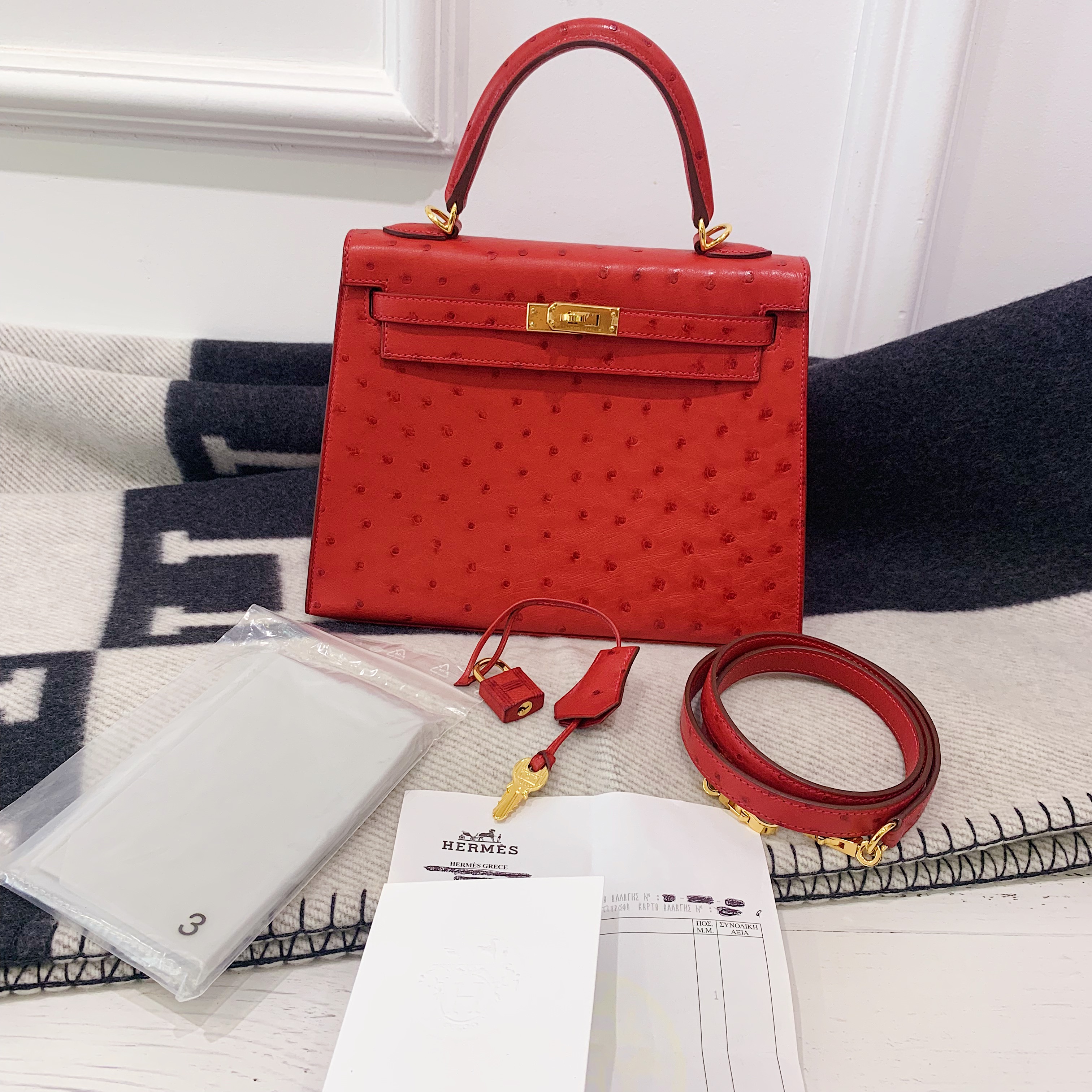 奢侈品防尘袋值钱,奢侈品的原装盒子和袋子需要吗