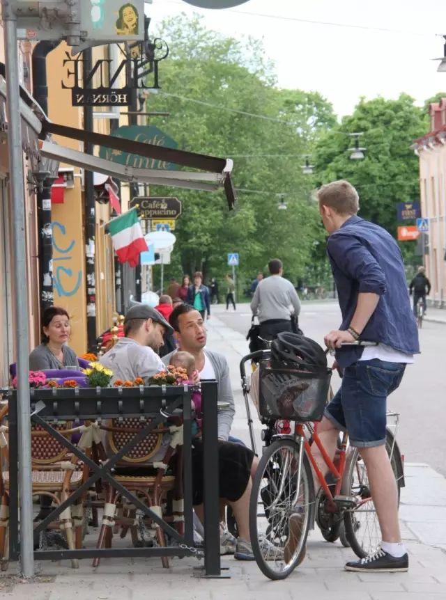 深夜除了晒烤串，还能晒太阳