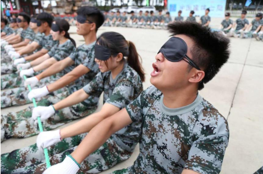 新生军训吵架罚站主席台，两人“被迫牵手”，网友：磕到了