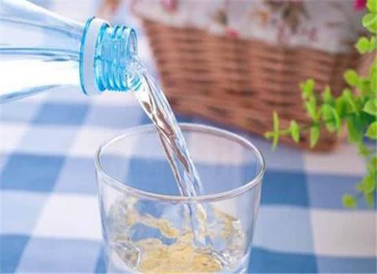 喝苏打水可以缓解反酸吗,喝苏打水能治疗胃反酸吗