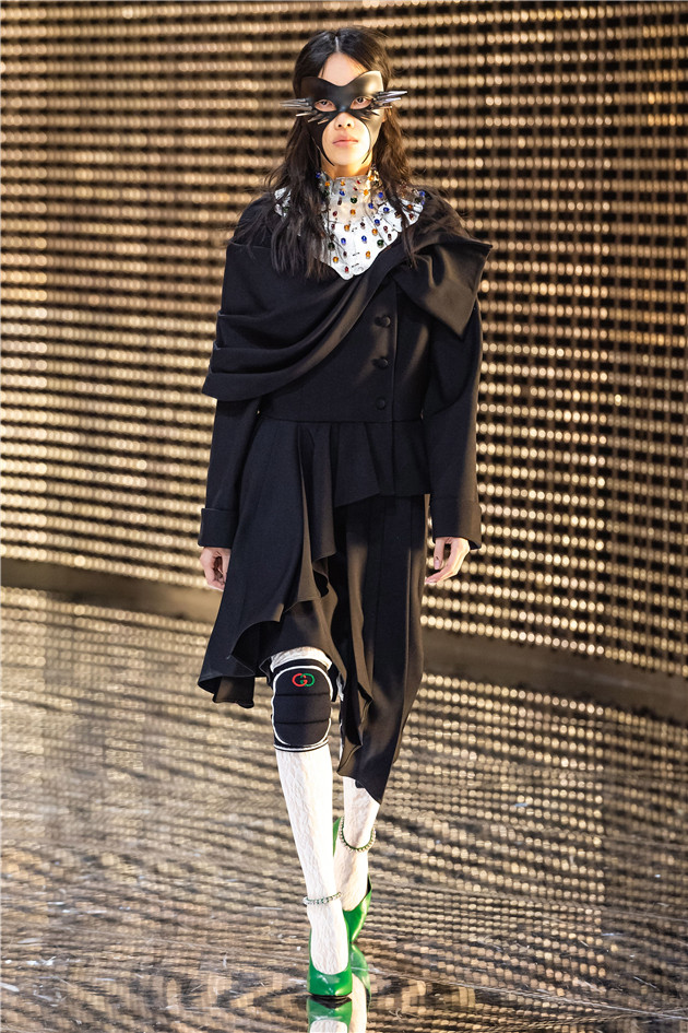 Gucci护膝上热搜copy“跪的容易”来圈钱？