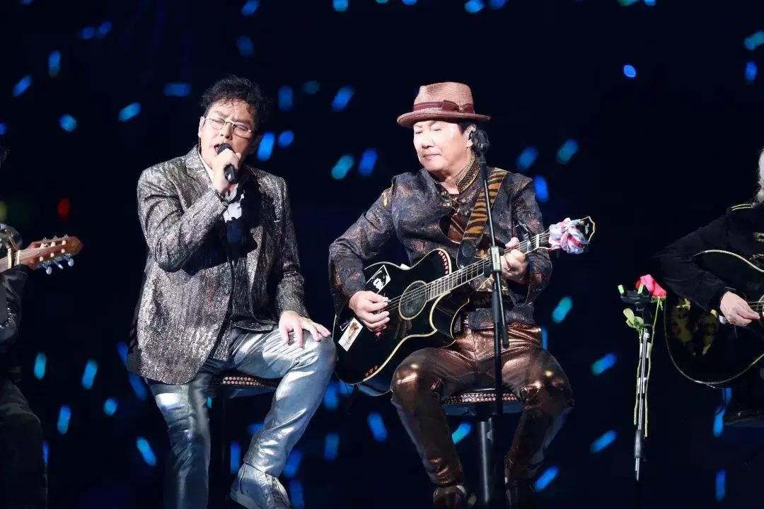 香港无人街头，许冠杰开了场一个人的演唱会，255万人观看！