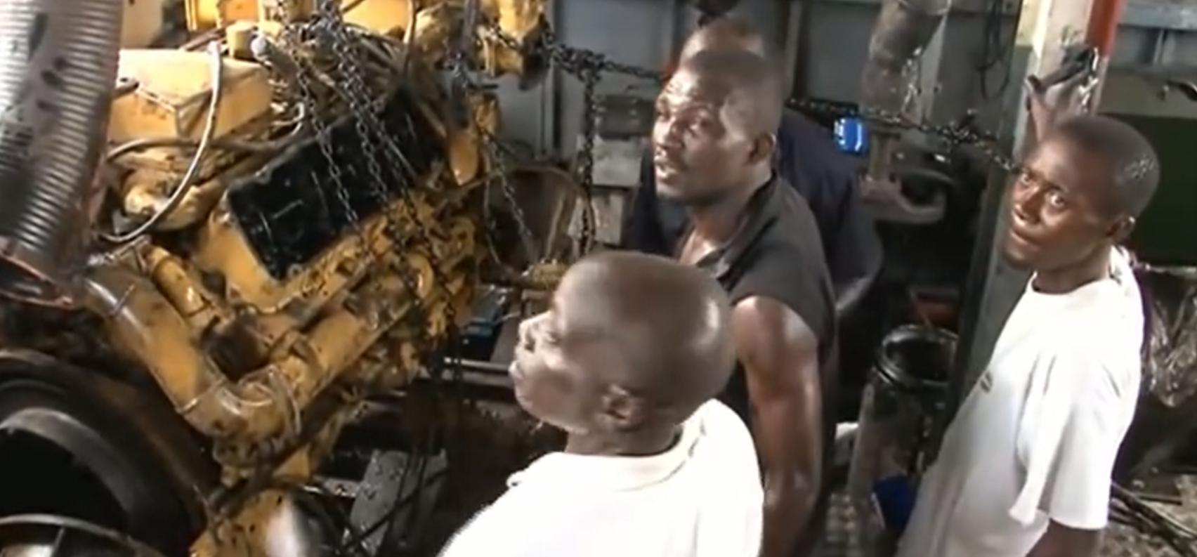 非洲货船严重超载，1700人挤在上面没有厕所，晚上开船用手电照明