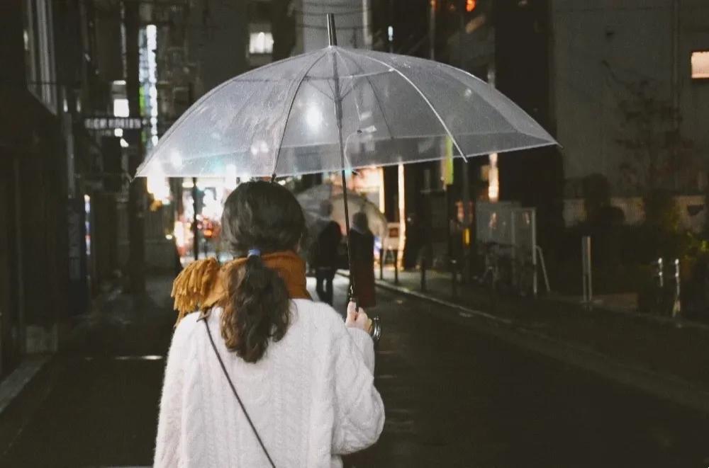 为什么日本人爱用透明伞,为什么日本大多是透明伞黑伞