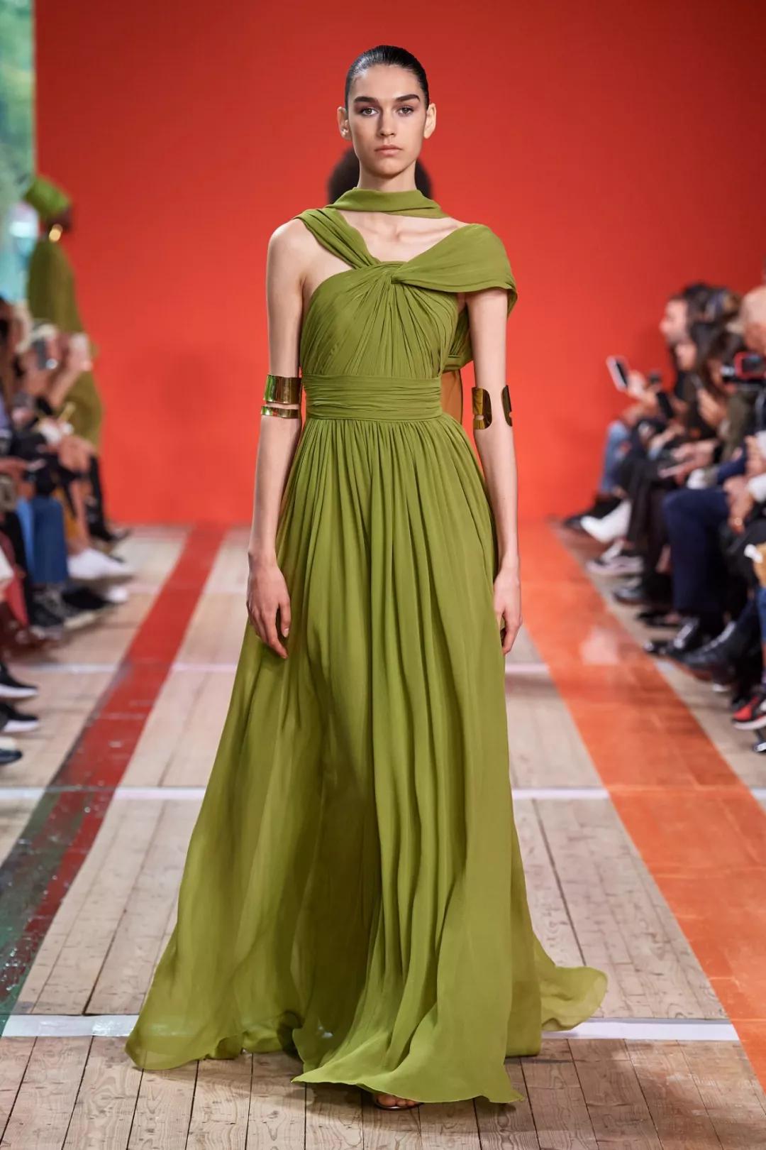 2020流行什么颜色的衣服,今年最流行的衣服颜色是什么颜色