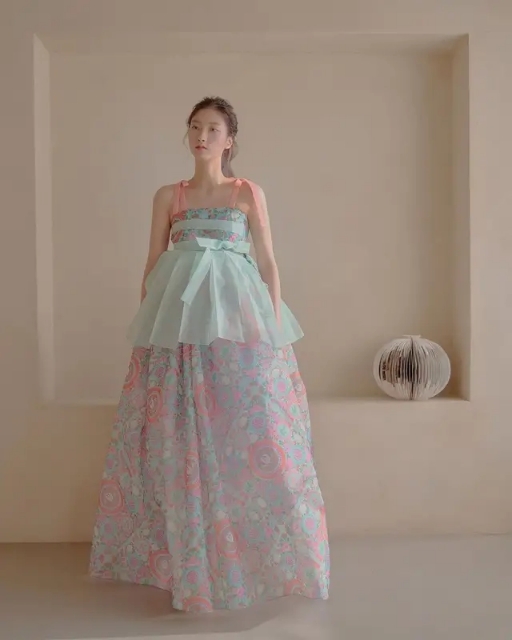 赌王四太穿衣什么牌子,赌王四太黄色连衣裙