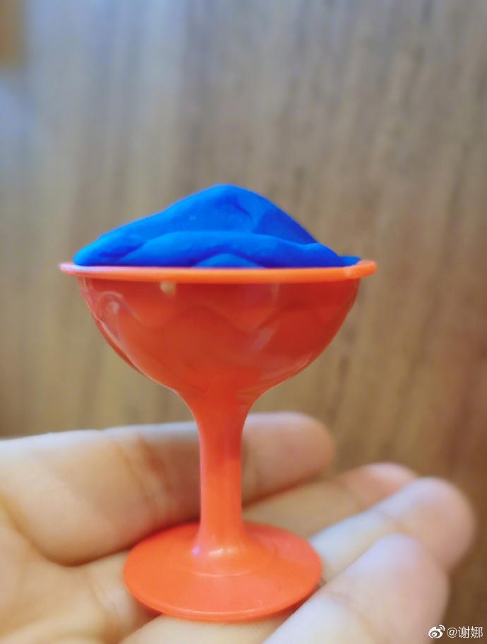 谢娜晒女儿们自己做的生日卡片,谢娜晒女儿做的手工自制零食