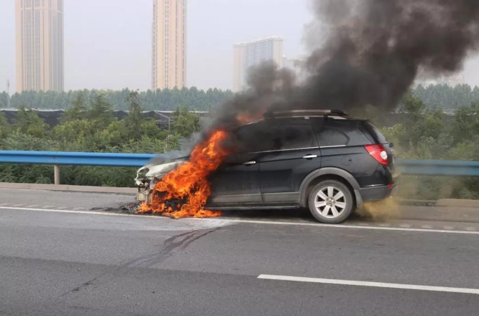 天气太热车内千万不要放这些物品,天气热了车辆注意不要放什么东西