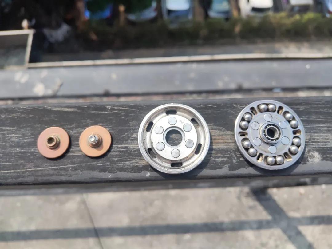 这个指尖陀螺不仅能转，还能啪啪啪？