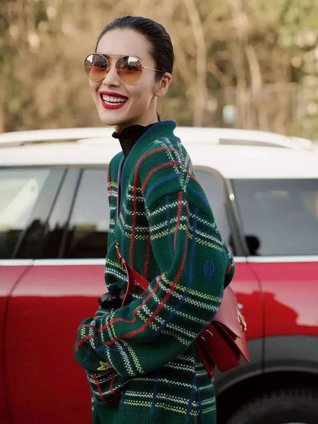 脸大毁所有明星小脸秘诀,脸大脖子粗的女明星