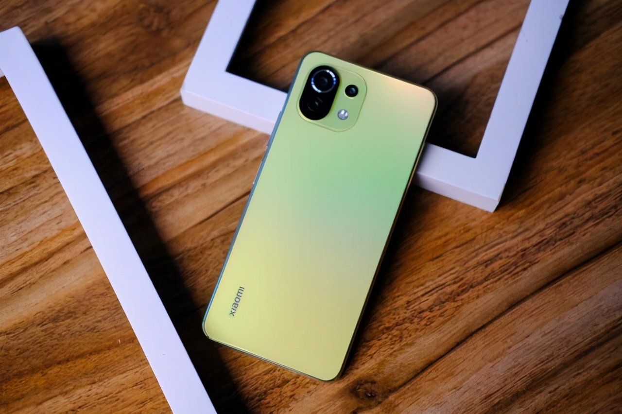 外国人有多喜欢小米11青春版？ins女博主发长文表白：太美了