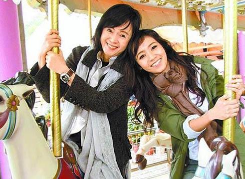 侯佩岑的所有恋情,侯佩岑的妈妈和她老公十指紧扣