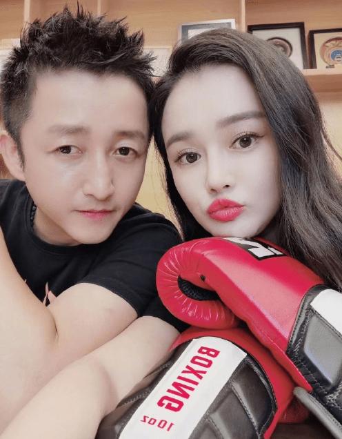 邹市明冉莹颖冬日机场照,邹市明冉莹颖恩爱瞬间