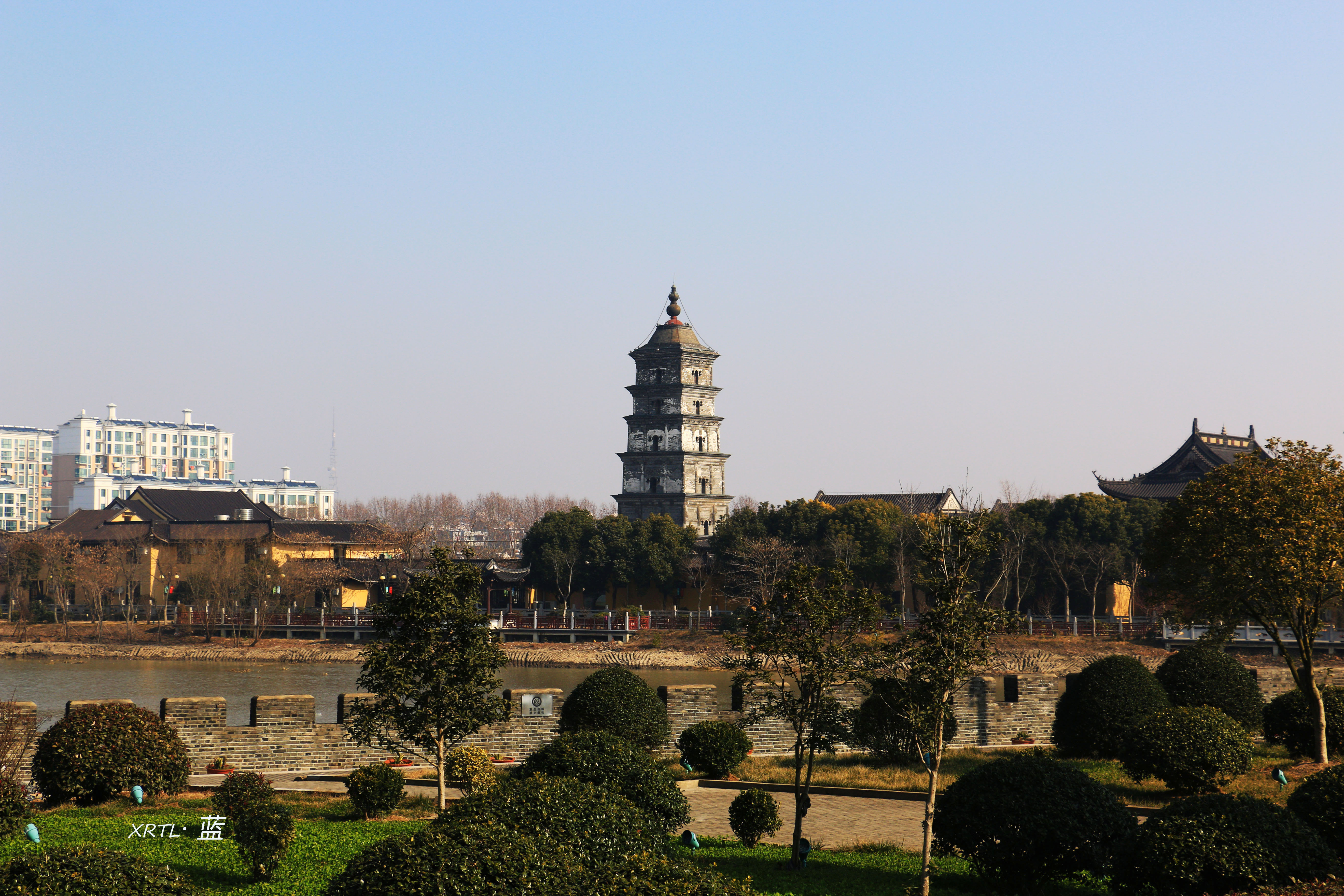 一座历史悠久的古寺,悬崖下的名刹古寺