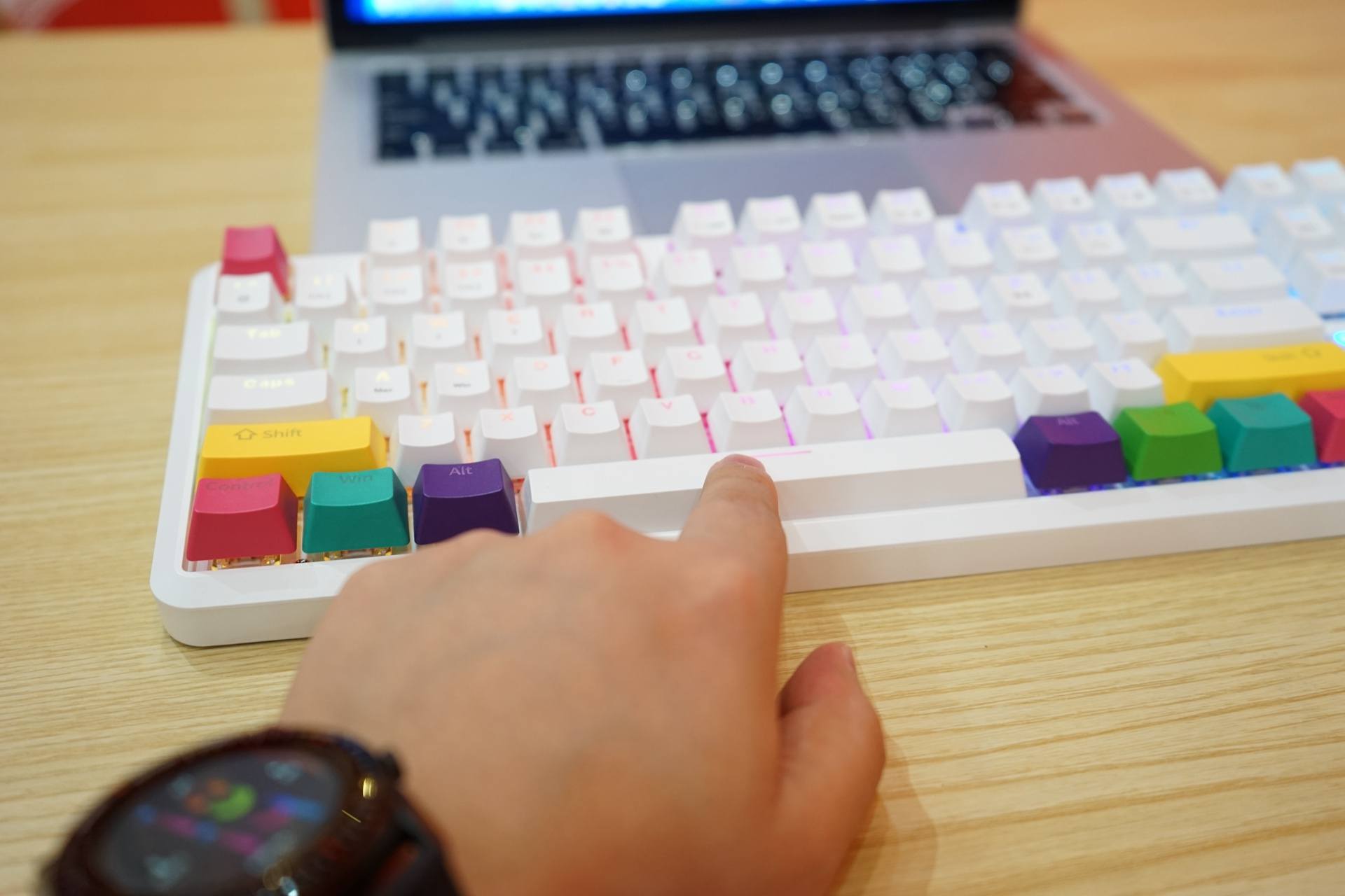 键盘可以这样玩,黑爵ak35i机械键盘怎么热插拔