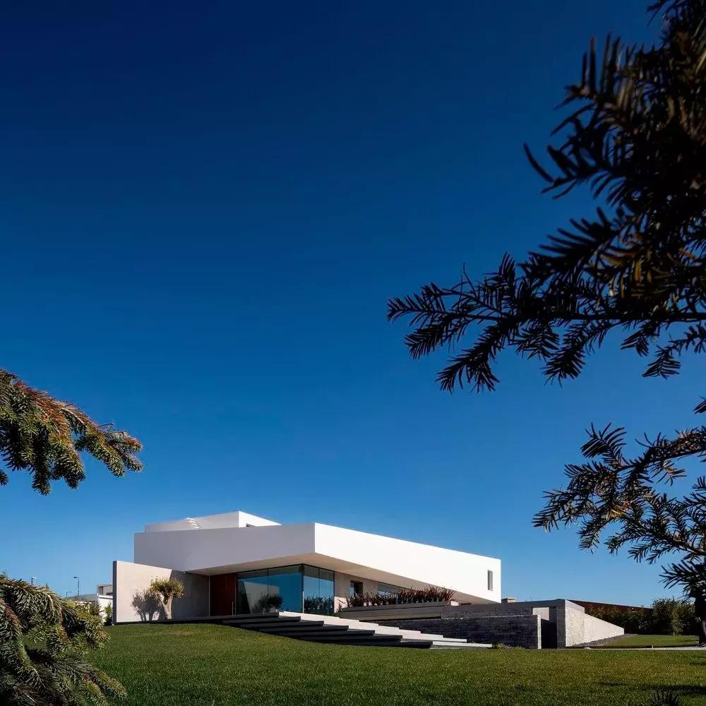 看似简单的白色极简，室内却如此惊艳