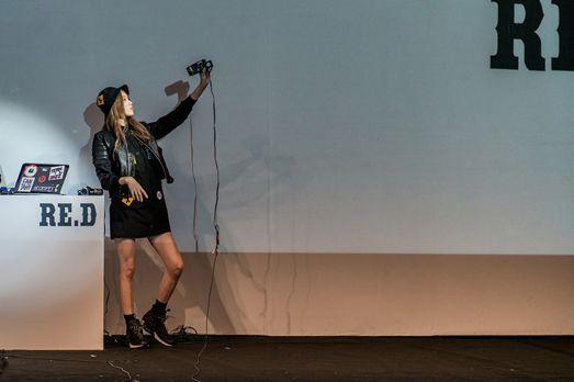 李圣经粉色衣服走秀,李圣经走秀照片