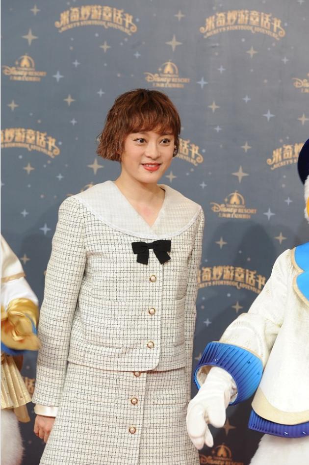 孙俪穿搭减龄半身裙短发长腿,孙俪的新发型减龄又甜