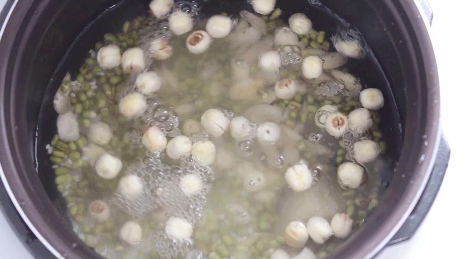 酷暑天气来碗冰镇莲子汤降降火,清热解毒又下火的绿豆莲子汤