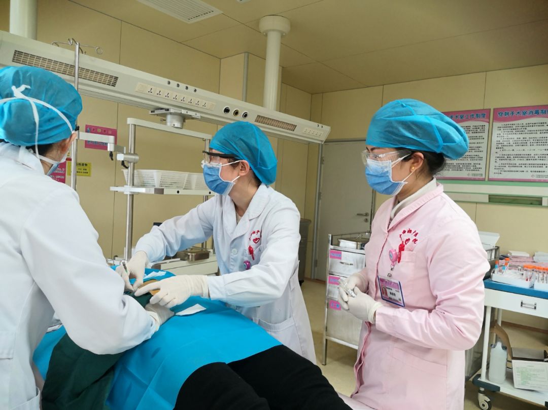 广西妇幼保健院治疗地贫,疫情无情人有情男婴突发疾病