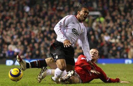 足球最凶狠的铲球和犯规,足球铲球违规吗