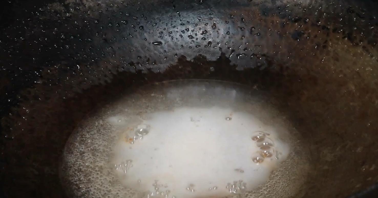 铁锅怎么不会生锈粘锅,铁锅生锈不要扔教你一招搞定