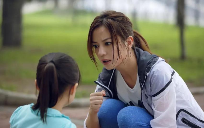 5岁孩子撕坏车衣被打,孩子碰坏车被打爸爸来解决