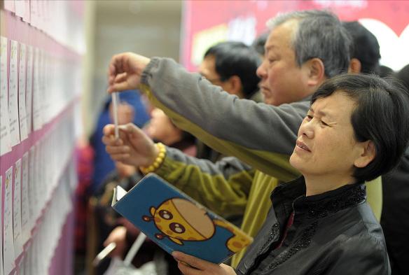 父母催着去相亲怎么办,年纪轻轻家里人催着相亲