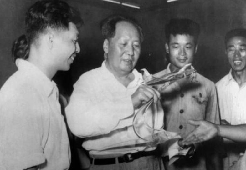 1976年毛主席逝世，联合国降半旗，世界各国都有何反应？