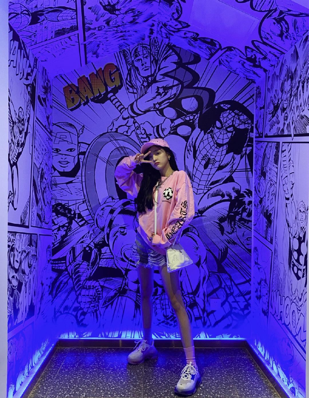 欧阳娜娜减龄穿搭撞衫吴宣仪，粉色卫衣搭配牛仔裤，各显青春元气