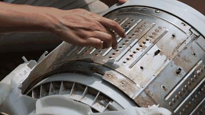 为什么洗衣机洗完衣服有油渍,洗衣机洗的衣服好多白毛怎么办