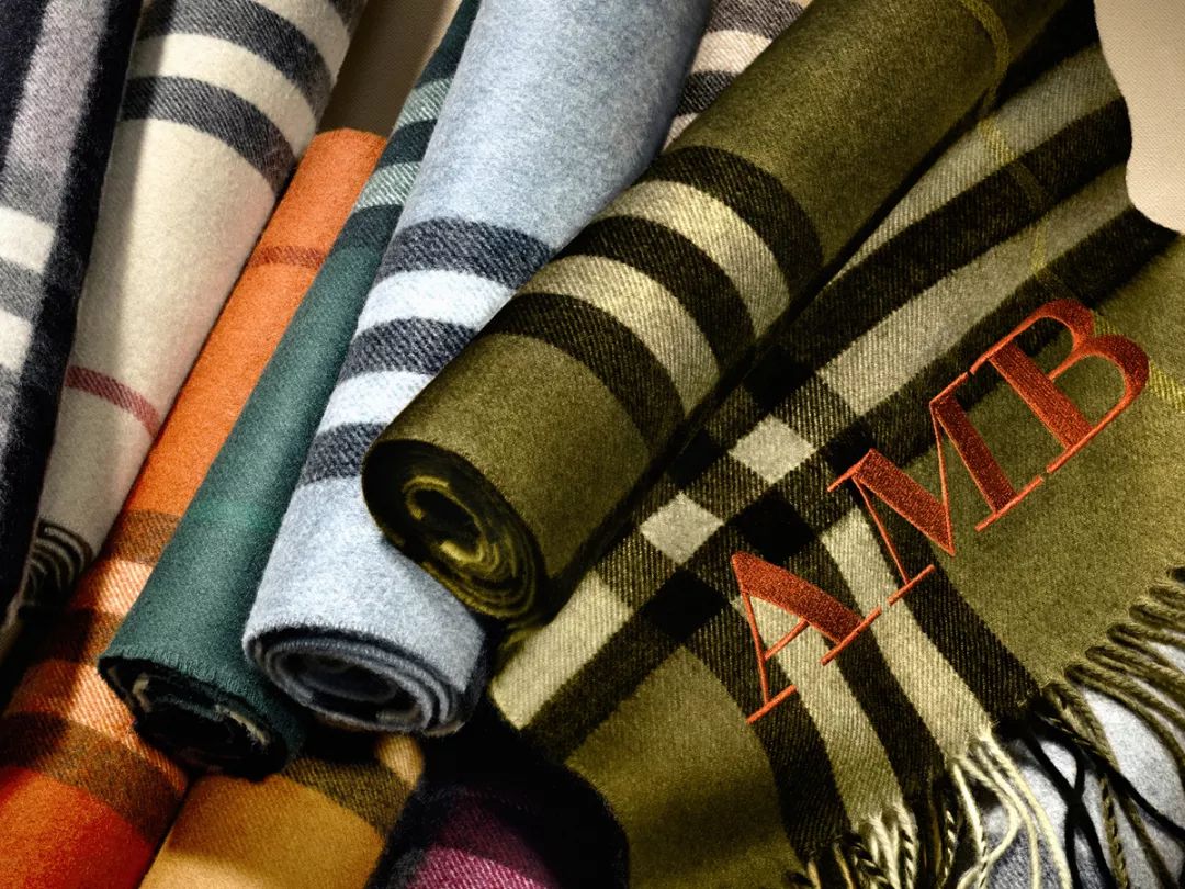 最近特别火的围巾性价比高,秋冬最值得入手的大牌围巾